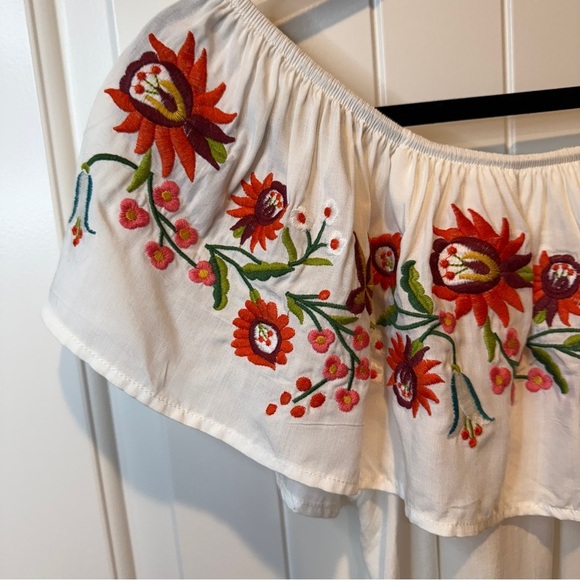 DAVI & DANI White Floral Fall Embroidered Off-Shoulder Blouse - Picture 3 of 9